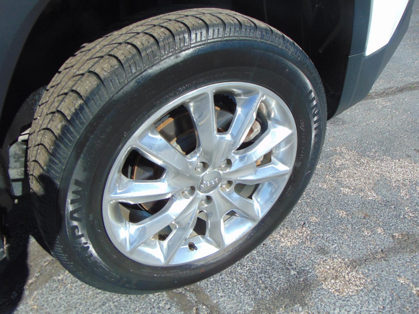 2015 White Jeep Cherokee (1C4PJMDS4FW) with an V6 3.2 Liter engine, Automatic, 9-Spd transmission, located at 2105 Dixie Hwy, Louisville, KY, 40210, (502) 772-3333, 38.220932, -85.795441 - Photo#15